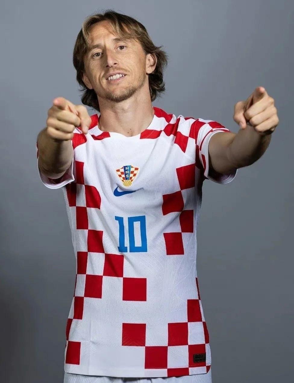 毛彪附体！四川一高校辅导员单刀面对大空门滑倒滚进球网